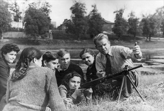 World war 2, george glazkov (right) on the spartak team teaches the youth to handle machine guns and anti-tank rifles.