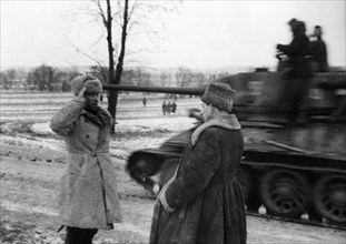 World war 2, a tank officer reporting to major general fedor savelyev prior to setting off on a combat assignment, western front or 2nd ukrainian front, 1943.