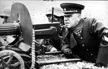 Marshall georgi zhukov (1896-1974) of the soviet union, behind a machine gun at the front, 1940s.