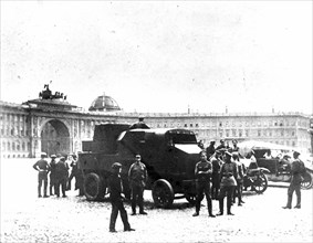 Troops of the provisional government on palace square in petrograd ( st, petersburg ), july 1917.