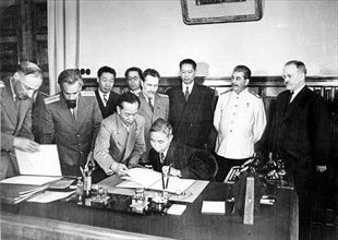 Signing of treaty of friendship and alliance between the soviet union and the chinese republic, mr, wang shi-tse signs the treaty, while stalin, molotov, lozovsky, dr, t,v, song, mr, foo ping-sheung, ...