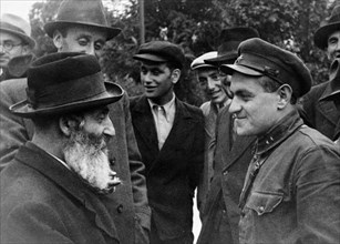 Soviet lieutenant i, falkovich speaking with a jewish resident of ternopil, western ukraine, october 1939, the soviet army entered the village a month earlier.