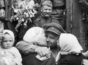 World war 2, returning soviet soldiers being greeted at the ivanovo railway station, ussr, 1945.