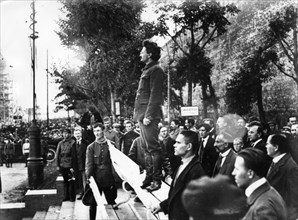 Leon trotsky speaking at the tomb of victims of an explosion at the head quarters of the moscow city committee of the russian communist party of bolsheviks, leontyevsky lane, moscow, soviet union.