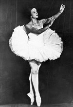 Soviet ballet dancer, natalia dudinskaya, as bayadere at the leningrad theater of opera and ballet, 1930s.