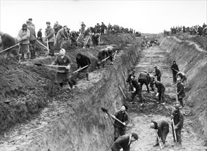 Muscovites dig anti-tank ditches in moscow region, during world war ll, october 1941.