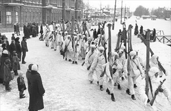 Training of the reserves for the red army, red army skiers on the march, in april, 1942.