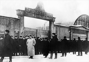 Striking workers of the putilov factory outside the gates of the plant in petersburg, russia during the 1905 revolt.