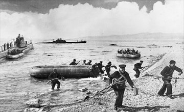Black sea fleet, soviet submarines landing a detachment of marines onto occupied territory, april 1942.
