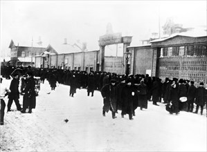 Putilov plant workers on strike in front of the closed factory gates, petersburg, january 1905, during the 1905 revolution.