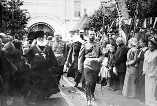Ruassian emperor nicholas ll and his heir alexei (boy being carried) leaving novospassky monastery, may 26, 1913.