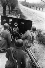 World war 2, soviet troops in an anti-tank ambush in hungary, january 1945.