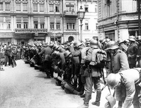 Newly-arrived german anti-communist interventionists in kiev in august 1918.