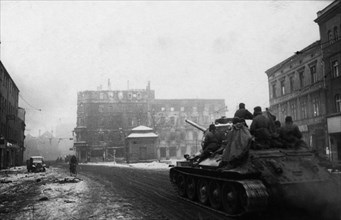 A soviet tank and troops of the first ukrainian front on a street in gleiwitz in german silesia on the day it was captured by the red army, february 1945.