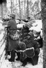Soviet-finnish war, 1939-1940, red army soldiers in a trench on the karelian isthmus, december 1939.