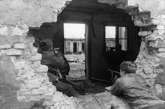 World war 2, soviet tommy-gunners dislodging the germans during street fighting in poznan, poland, february 1945.