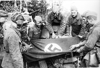 Junior lieutenant v, zhilyayev (2nd from right) tells a group of red army men and commanders how he with his group of scouts captured a flag belonging to an enemy tank unit, august 1941.