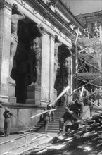 Repairs to the outside of the hermitaage museum in leningrad, damaged by nazi shelling during the leningrad seige, world war 2, 1945.