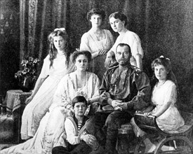 Russian royal family: emperor nicholas ll, empress alexandra fyodorovna, grand duchesses (from left) maria, tatyana, olga, anastasia and crown prince alexei, 1913 or 1914.