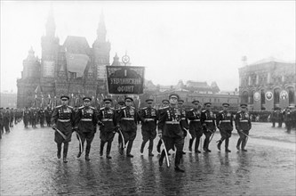 Officers of the first ukrainian front marching in the victory parade in red square on june 24, 1945.