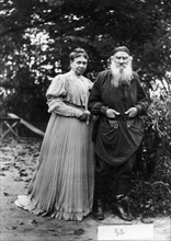 Leo tolstoy with his wife sofia tolstoya, yasnaya polyana, 1907.