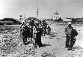 Women returning to the nizhni novgorod region from a pilgrimage to the serafimo-diveyevsky monastery in 1904.
