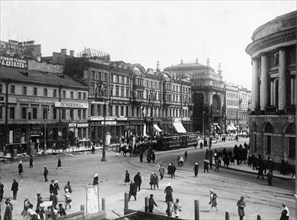 Corner of 25th october prospect (nevsky prospect) and july 3rd street (sadovaya street) in leningrad, early 1930s.