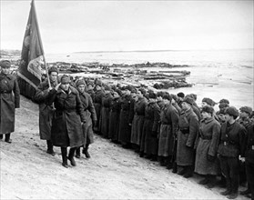 Presentation of a guard's banner, stalingrad jan, 1943.