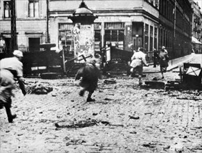world war ll, people, under fire, running for cover during the warsaw uprising in poland, 1944.