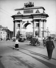 The arch of triumph on kutuzovskiy prospect in moscow, 1934.