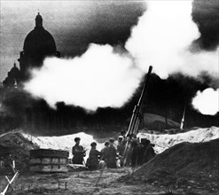 Anti-aircraft battery near leningrad's st,isaac cathedral during world war ll, early 1940s.