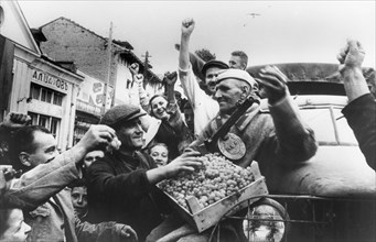 world war ll, soldiers of the third ukrainian front being welcomed in a bulgarian town, september 1944.