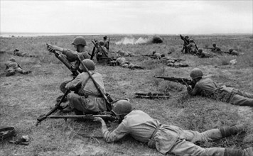 Soviet trench mortar men fighting in the don valley, september 1942.