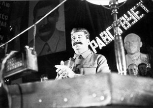 Stalin speaks at the opening ceremonies celebating the first subway line, hall of columns, house of unions, moscow, 1935.