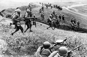 Red army men counter-attacking the enemy lines in the area of mozdok, 1942.