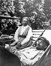 Vladimir lenin with his wife, nadezhda krupskaya, in september 1922.