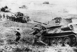 world war ll, red army soldiers and soviet t-34 tanks on the attack during the battle of kursk, july 1943.