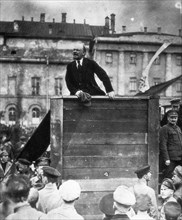 V,i, lenin speaking to red army troops leaving for the front (civil war period), sverdlov square, moscow, may 5th 1920, leon trotsky is standing on the stairs on the right.