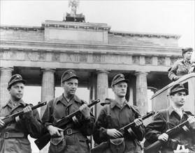 Berlin workers militia protecting the gdr state border to west berlin at the brandenburg gate, august 13, 1961.
