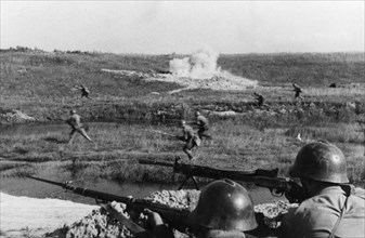 Red army troops advancing on the leningrad front, october 1942.