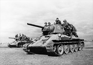 World war 2, red army soldiers heading into battle on board t-34 (model 43) tanks.