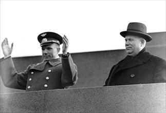Soviet cosmonaut yuri gagarin with khrushchev on the rostrum on lenin's tomb in red square, moscow, ussr, 1961.