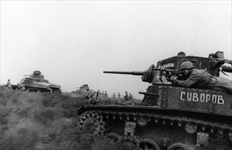 Battle of stalingrad, soviet tanks and infantry advancing northwest of stalingrad, november 1942.