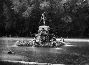 Neptune fountain in peterhof near leningrad c, 1930's (credit: sovfoto/eastfoto).