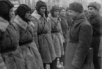 World war 2, hero of the soviet union, colonel lizyukov, commander of the 1st moscow guards motorized infantry division, speaking with tankists.