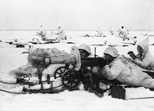Soviet-finnish war, 1939-1940, a soviet machine-gun crew, using maxim machine-guns, supporting advancing infantry, a still from the newsreel documentary film, 'mannerheim line'.