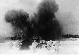 Soviet t-34 tanks and red army infantry advancing on german positions during winter fighting on the western front.