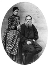Leo tolstoy with his wife sofia tolstoya at yasnaya polyana in 1887.