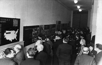 The opening of the 'prefabricated housing in the usa' exhibition at the moscow architects club, 1940s.