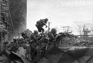 World war 2, battle of stalingrad, soviet tommygunners during street fighting in stalingrad, november 1942.